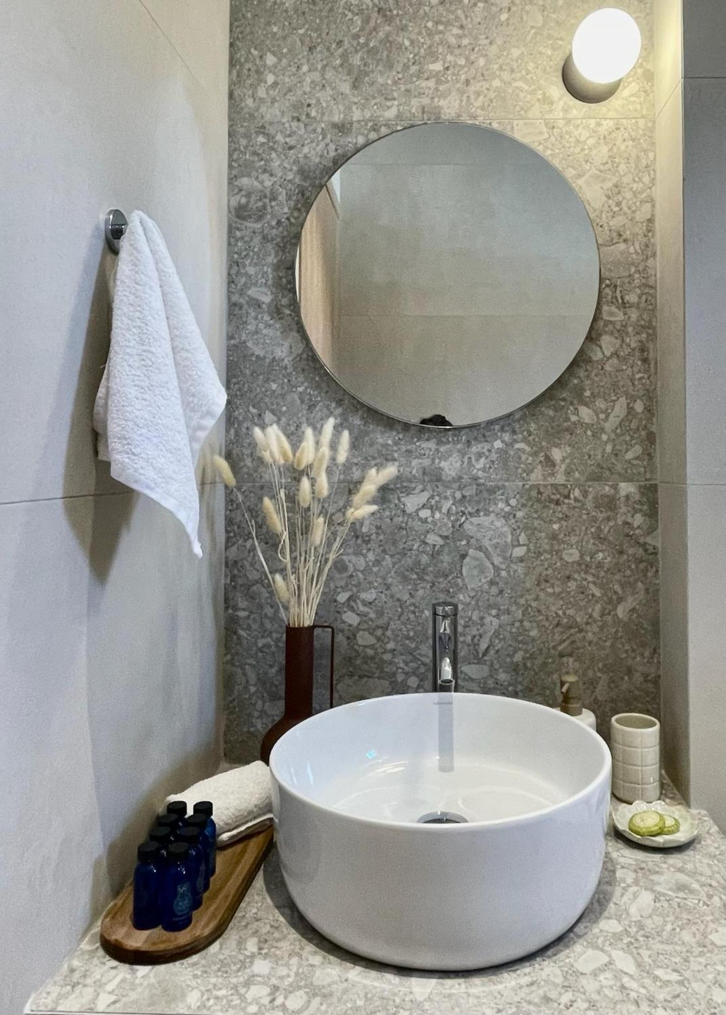 Staybridge Apartments, Mesongi Ngoại thất bức ảnh